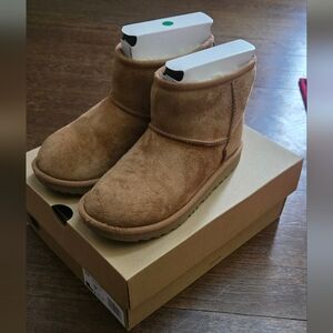 UGG Classic Short Boots, Chestnut - Size 3Y